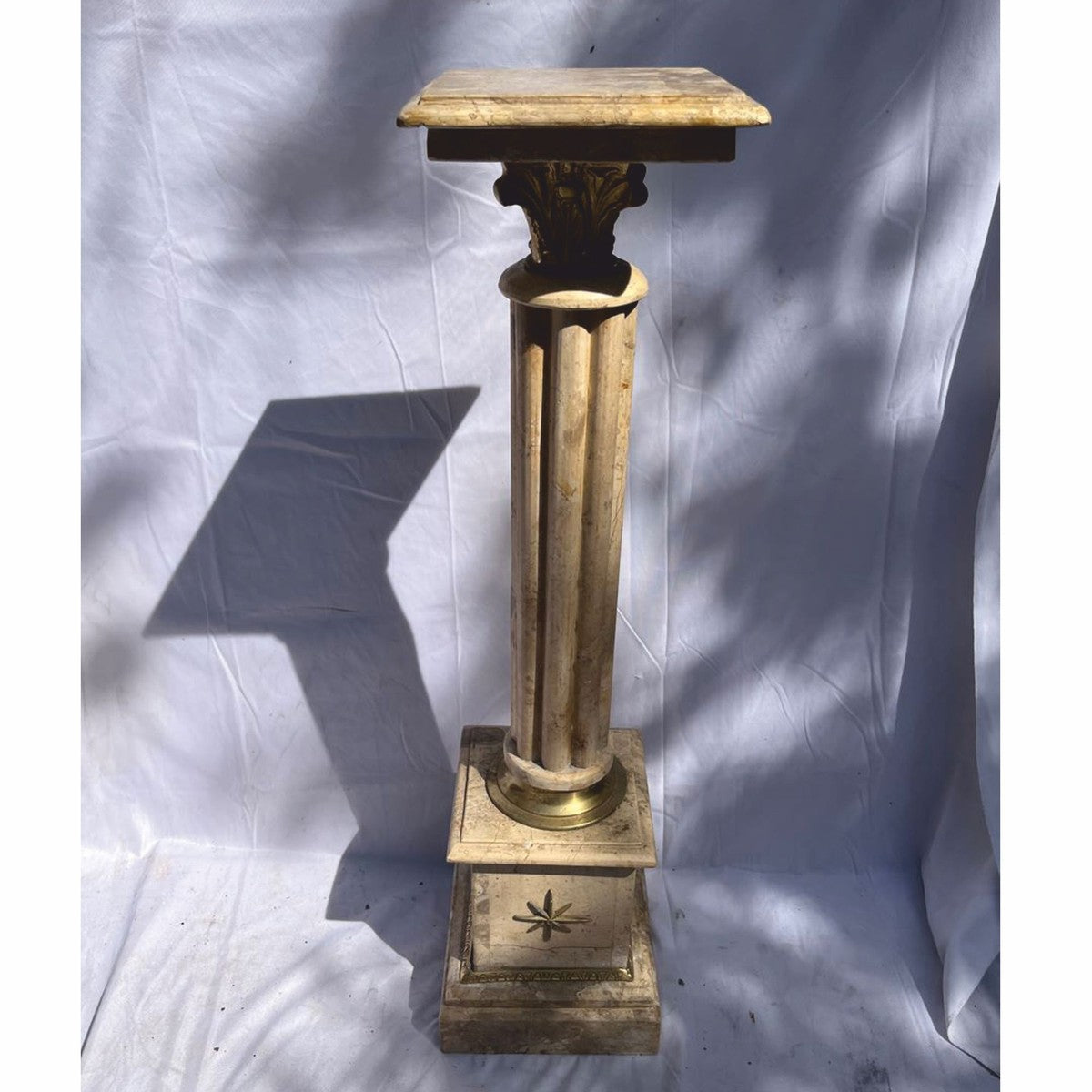 Casa Padrino Barock Marmor Säule Beige / Messing H. 100 cm - Barock Deko Accessoires