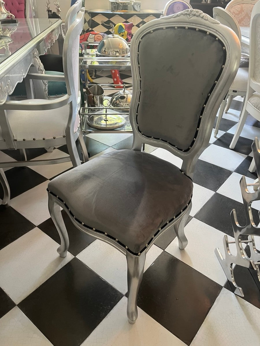 Casa Padrino Luxus Barock Stuhl Silber Grau 99 cm – Samt Esszimmerstuhl mit handbearbeitetem Buchenholz
