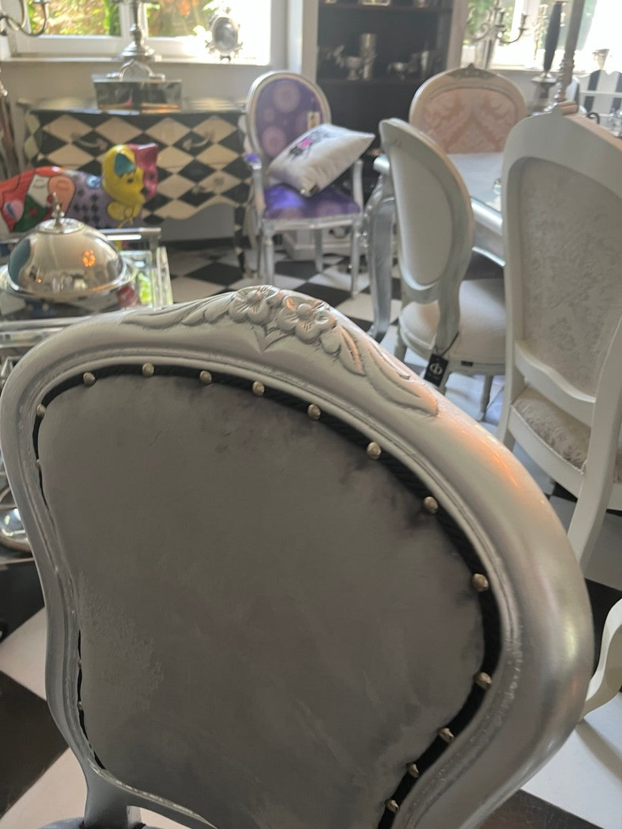 Casa Padrino Luxus Barock Stuhl Silber Grau 99 cm – Samt Esszimmerstuhl mit handbearbeitetem Buchenholz