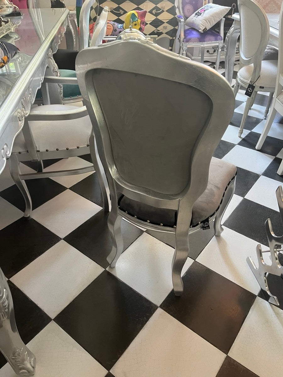 Casa Padrino Luxus Barock Stuhl Silber Grau 99 cm – Samt Esszimmerstuhl mit handbearbeitetem Buchenholz