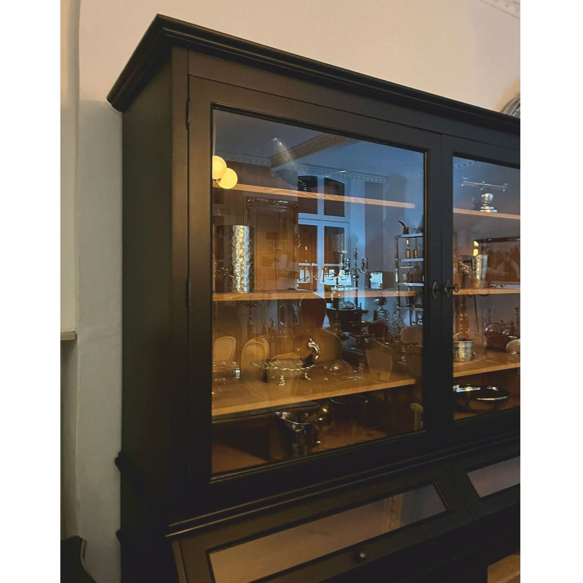 Casa Padrino Landhausstil Vitrine Schwarz / Naturfarben 195 x 70 x H. 223 cm