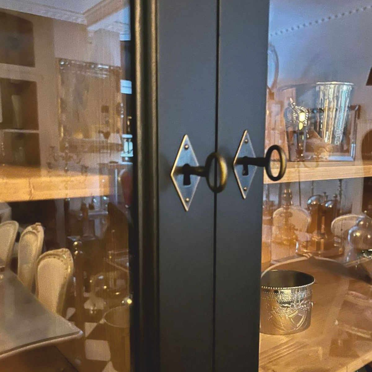 Casa Padrino Landhausstil Vitrine Schwarz / Naturfarben 195 x 70 x H. 223 cm