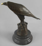 Casa Padrino Luxus Art Deco Bronze Figur Adler auf Felsen mit Marmorsockel Bronze / Gold / Schwarz 12 x 22 x H. 21 cm - Bronze Skulptur - Deko Figur - Deko Accessoires