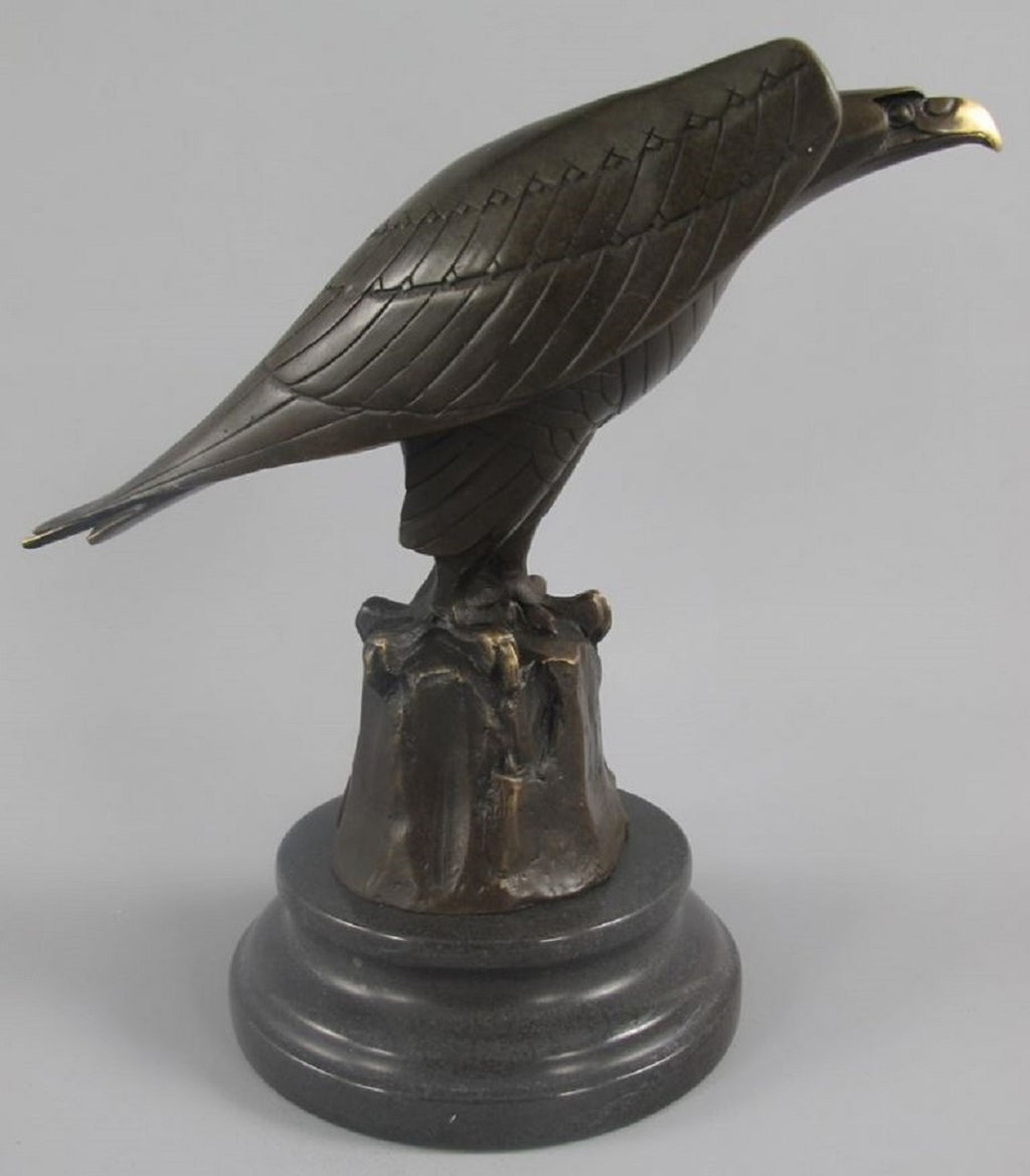 Casa Padrino Luxus Art Deco Bronze Figur Adler auf Felsen mit Marmorsockel Bronze / Gold / Schwarz 12 x 22 x H. 21 cm - Bronze Skulptur - Deko Figur - Deko Accessoires