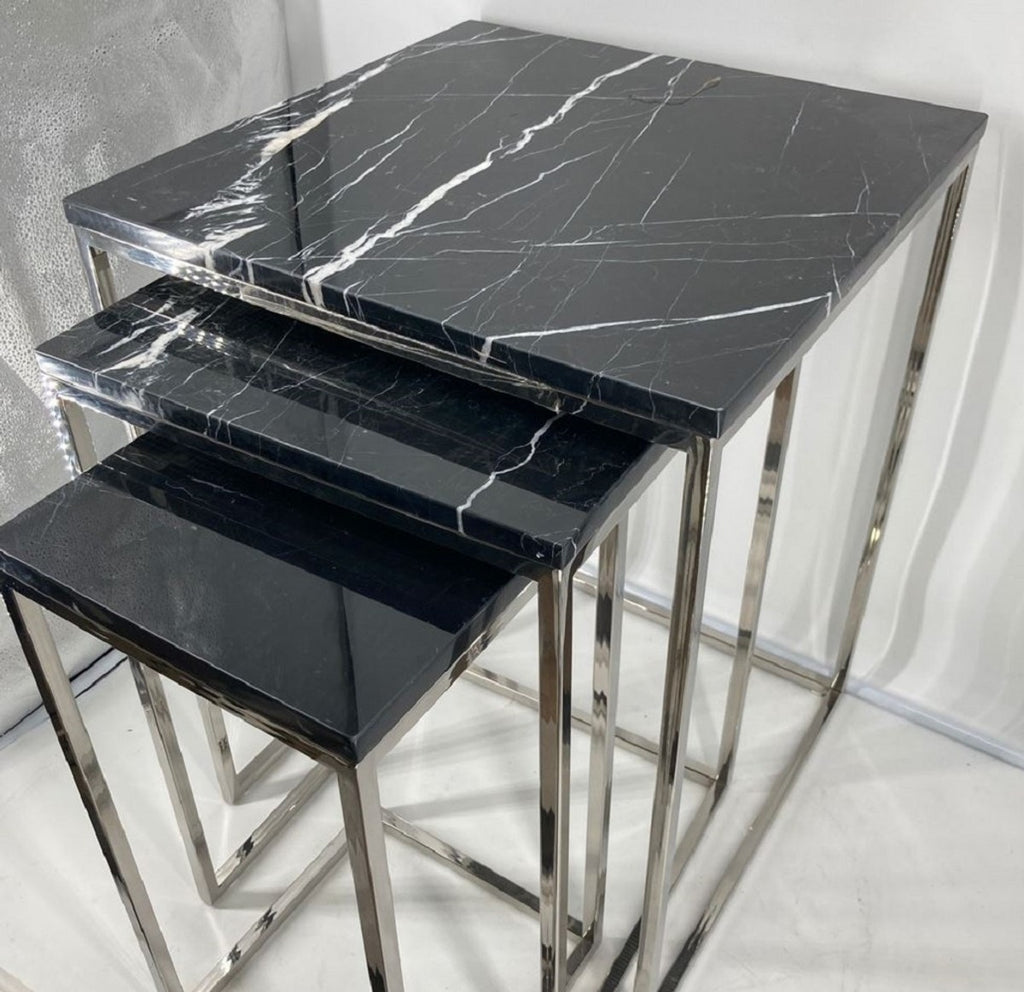Casa Padrino Luxus Beistelltisch 3er Set Silber / Schwarz - Edelstahl Tische mit Marmorplatte - Wohnzimmer Möbel - Luxus Kollektion