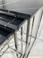 Casa Padrino Luxus Beistelltisch 3er Set Silber / Schwarz - Edelstahl Tische mit Marmorplatte - Wohnzimmer Möbel - Luxus Kollektion