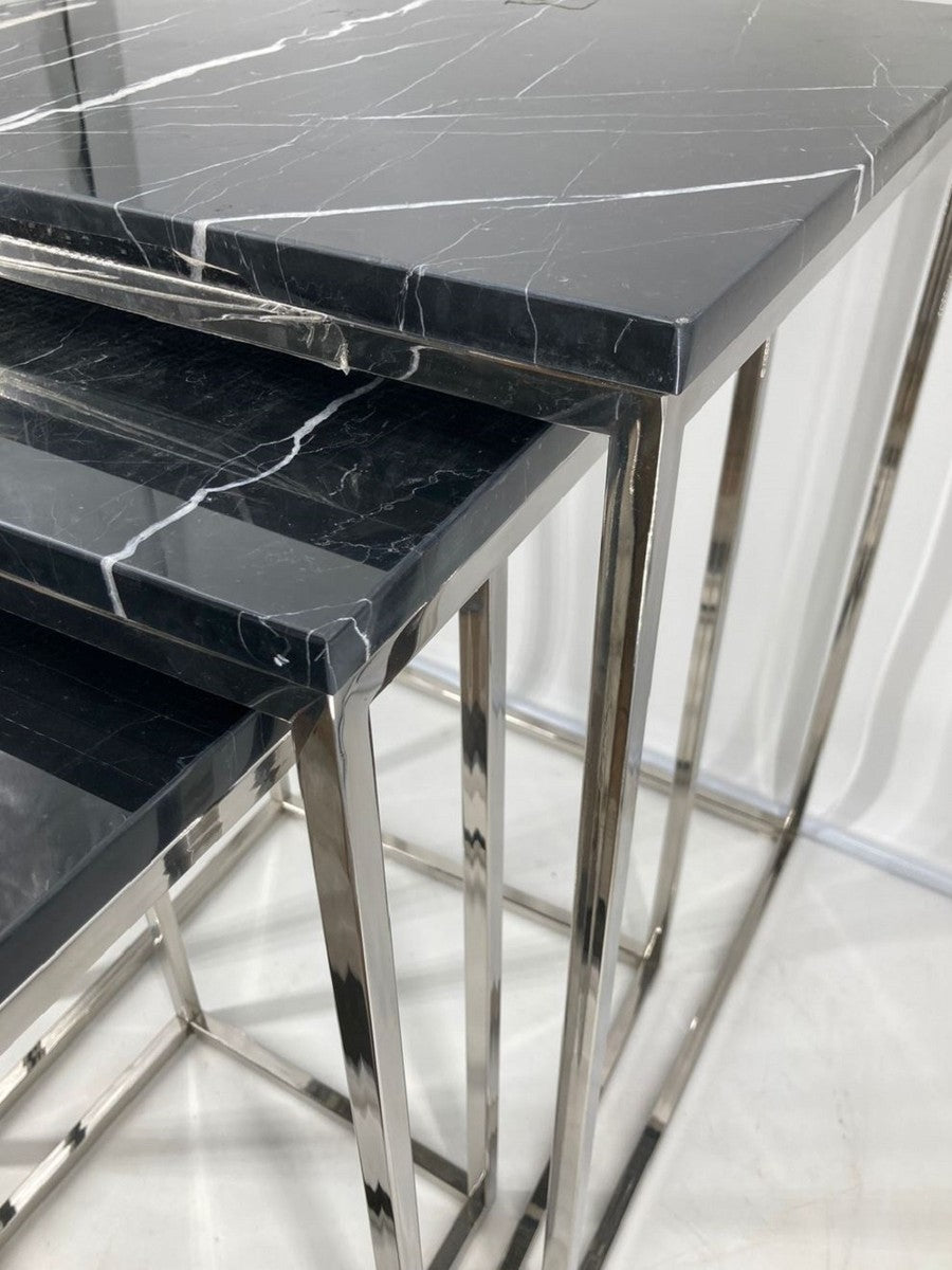 Casa Padrino Luxus Beistelltisch 3er Set Silber / Schwarz - Edelstahl Tische mit Marmorplatte - Wohnzimmer Möbel - Luxus Kollektion