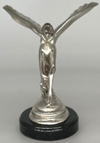 Casa Padrino Luxus Bronze Skulptur Spirit of Ecstasy Frau mit Flügeln Silber / Schwarz 15 x 15 x H. 21 cm - Edle Bronzefigur mit Marmorsockel - Schreibtisch Deko - Luxus Deko - Deko Accessoires