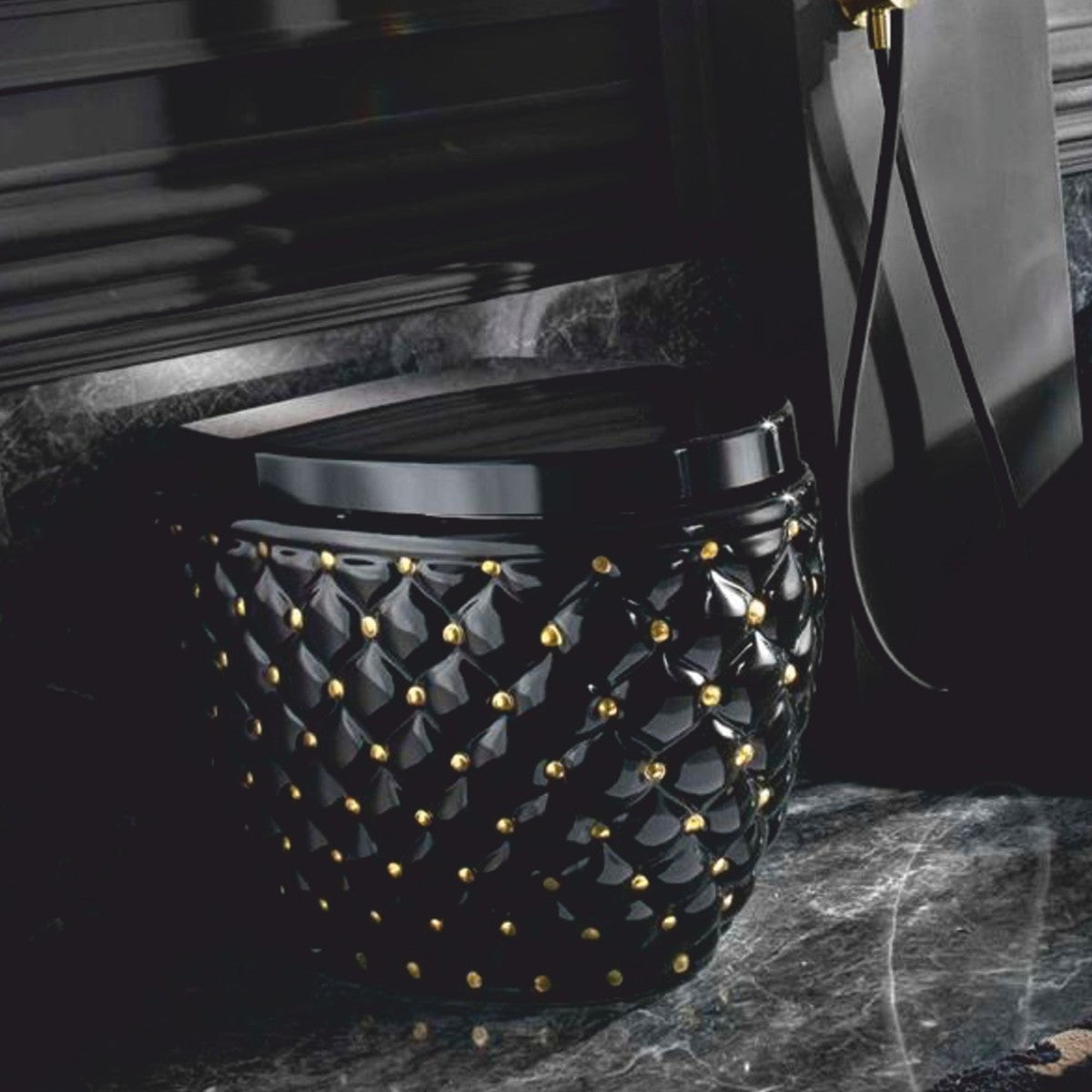 Casa Padrino Luxus WC Hochglanz Schwarz / Gold 42 x 58 x H. 39 cm - Luxus Badezimmer Zubehör - Made in Italy