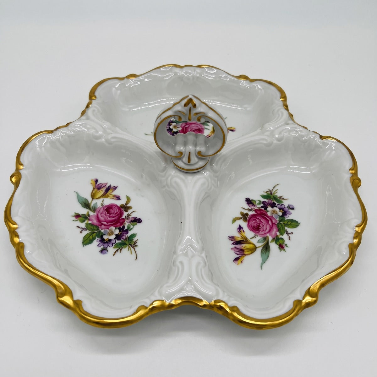 Casa Padrino Luxus Barock Porzellan Servierschale mit Tragegriff Weiß / Mehrfarbig / Gold Ø 25 cm - Gebäck & Nuss Schale - Luxus Barock Accessoires - Reichenbach Porzellan - Made in Germany (KI Studio)