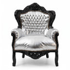 Casa Padrino Barock Sessel Silber / Schwarz - Handgefertigter Massivholz Wohnzimmer Sessel mit Kunstleder - Antik Stil Wohnzimmer Sessel - Barock Wohnzimmer Möbel (KI Studio)