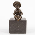Casa Padrino Jugendstil Bronze Skulptur Junge mit Hut Bronzefarben / Schwarz 9 x H. 16 cm - Bronzefigur - Dekofigur - Deko Accessoires (KI weiss) 1