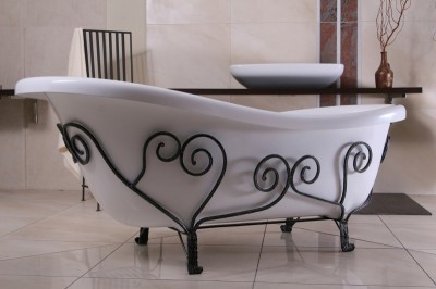 Mediterrane freistehende Badewanne mit Metallgestell für Luxus Immobilien